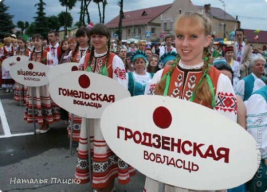 Поставы также являются культурным центром области - с 1992 года здесь проходит фестиваль народной музыки "Звiняць цымбалы i гармонiк", который в 1996 году получил статус международного. Как отметил во время открытия фестиваля автор данного проекта, председатель оргкомитета фестиваля, заместитель министра культуры Республики Беларусь Тадеуш Стружецкий, на Поставщине бережно сохраняют и передают из поколения в поколение музыкальные традиции предков. Благодаря этому уникальное народное наследие со временем становится достоянием сотен тысяч людей. И это мероприятие играет важную роль в популяризации и возрождении фольклорной музыки... (фото 39)