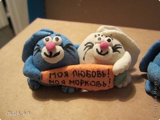 Позитивчики делала давно. Разошлись по друзьям-знакомым. Может в эти осенние деньки поднимут кому-нибудь настроение. Хотя идея и не моя, и видела похожее и здесь, в Стране, но у каждого они по-своему хороши.
ЗАЙКИ (фото 1)