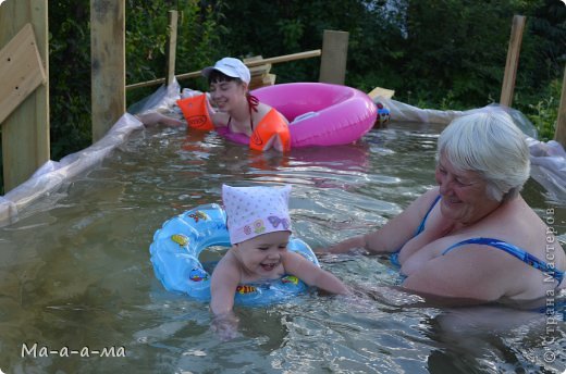 А вот и моё чадо, с моей сестрёнкой и с моей бабушкой уже купаются. (фото 5)