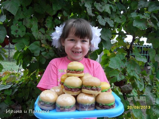 Мыльца делала с запахом французского печенья, Coca-Cola, арбузом, и другими. На фото Полинка держит 16 гамбургеров, больше не осилила)))))) Ведь каждое мылко весом 150 гр! (фото 4)