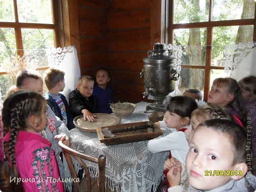 Готовили пищу, ели и пили казаки в кухне-хате (стряпке). Здесь на полках расставлена разнообразная посуда утварь... (фото 11)