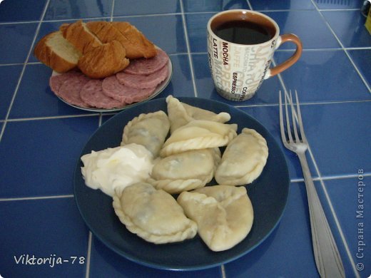      ИЗЮМИТЕЛЬНЫЕ ВАРЕНИКИ! 
 На завтрак для Любимого! С изюмом и творогом.
"Я вареники леплю,
 Я вареники люблю,
 С творогом люблю, с клубникой,
 С мясом, с вишнями, с черникой,
 С ежевикой и морошкой,
 Но сильней всего - С картошкой!"
 (фото 1)