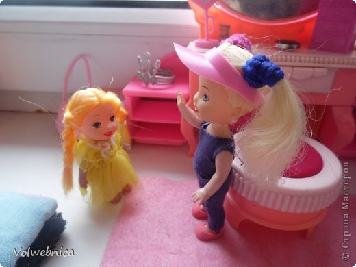 -Нет,ну это какой то ужас!-начала Алина жаловаться сестре,-да как он смеет?!И эти красавицы порхают от счастья что увели Илюшу!
-Ну ты же сама не стала с ними идти-Поля не понимала отчего так сердится Алина.
-У меня есть чувство гордости!Во!-Алина подняла указательный палец вверх.
Вдруг послышалось как открывается входная дверь и в комнату вошёл Илья с девочками.Он направился к Алинке,а девочки уселись на коврике и начали шушукаться.
(фото 7)