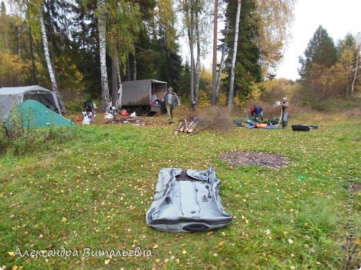 Палаточный городок,рыбаки надувают лодочки. (фото 11)