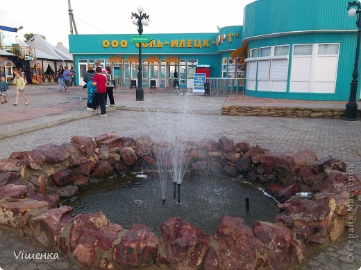 В августе этого года в первый раз попала в Соль-Илецк, много всего про него слышала, но как - то было не досуг приехать.
 Не зря первая часть названия города связана с продуктом первой необходимости для человека – здесь на 300-метровой подземной глубине шахтеры добывают соль. Причем объемы производства пищевой поваренной соли, еще в 18 веке признанной ученым М.В. Ломоносовым по результатам химического анализа лучшей в мире по качеству, обеспечивают потребности не только жителей России, но и зарубежья.
Погода в Соль-Илецке летом в основном жаркая и ясная, из-за жаркого степного климата благоприятствует приему водных процедур. Курортный сезон длится с конца мая до середины сентября. Температура колеблется от +25 до +42. В разгар сезона( конец июня до 20 августа) температа ~+35.
Мы были со среды - по воскресенье и все эти 4 дня погода нас не баловала...Дожди как начались с понедельника, так и шли до воскресенья))))))))))) . Погода очень быстро менялась- утро, светит солнце, собрался  идти на озеро, как ливень в течении 2-3х часов, потом опять проглядывало солнце и через час снова  тучи и сильный ливень. Народ умудрялся купаться между дождями, и мы в том числе)))
 Как говорили сами местные, такого  дождя не было очень давно, если дождь и лил, то был очень кратковременным (фото 1)