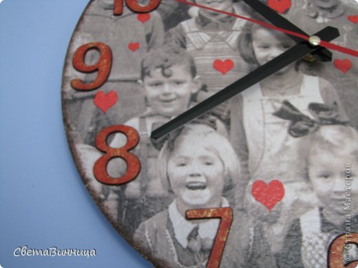 Добрый день, Страна!
Сотворились у меня часики на виниловой пластинке , салфетка смешнючая, как-раз ко дню учителя подходящая,прямо находка для школьно-детсадовских поделок-презентов.
Салфеток купила целую пачку,за смешную цену, дешевле, чем батон хлеба. Продавщица на рынке очень удивилась, когда я их покупала,(упаковка с салфетками была жутко пыльная и потрепанная), сказала, мол "...які люди такі салфетки на стіл покладуть?...", ну я и не стала пугать ее словом ДЕКУПАЖ.
(фото 1)