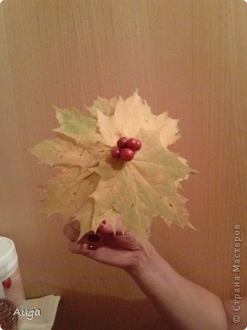 Пока сохла тушка, нужно было сделать аксессуары. Это зонтик. Из тех же самых листьев. Сверху приклеены бутафорные ягодки рябины. (фото 3)
