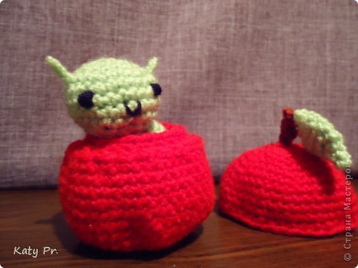 А это червячок в яблочке :) Вязала по описанию из книги Rimoli A.P. - Amigurumi Two. Crocheted Toys for Me and You and Baby Too (фото 4)