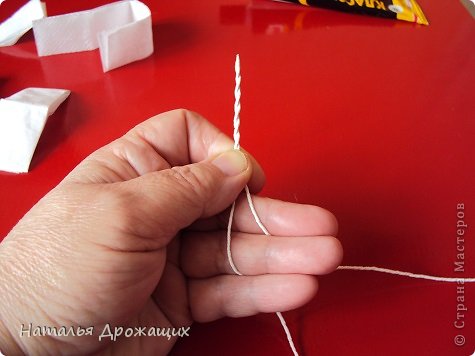Сдвоенный кончик нужно зажать ( мне очень удобно придерживать губами, хоть это совсем не гигиенично ) и одновременно оба конца синхронно подкручиваем потуже. Затем разжимаем губы и отпущенный участок жгутика сам закручивается в канатик. Татьяна Сорокина приспособилась зажимать концы прищепкой. (фото 7)