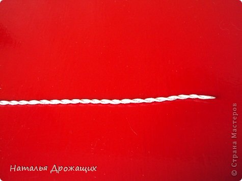 Перед тем ,как жгутик клеить на рисунок, его нужно бросить в воду, там он ещё больше уплотнится и закрутится. Излишки воды убираем на полотенце. (фото 10)