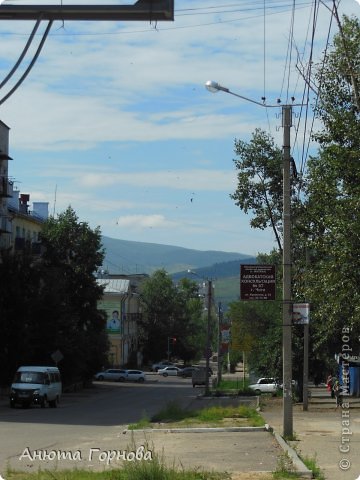 В самом городе виды гор не менее красивые, чем на подъезде к нем)) (фото 8)