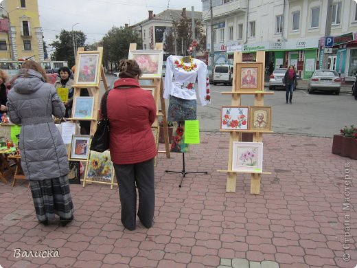 Блуза и юбка вышиты бисером. Картины - вышиты крестиком. (фото 5)