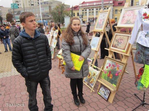 Все школы города делали свои выставки и демонстрировали свои МК. Это наша победительница Женичка Соболевская (вырезание на бумаге). (фото 7)