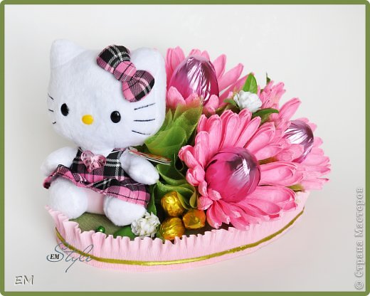 Hello Kitty. Композиция небольшая, но ёмкая - и кошек этих любят и киндер сюрпризы тоже) (фото 6)