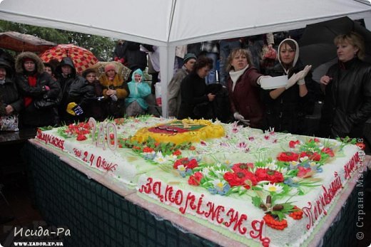 Вот такой небольшой тортик мне удалось увидеть,к основному торту весом в 240 кг.я даже не пыталась пробраться,ним угощали всех желающих,можете представить что там творилось. (фото 3)