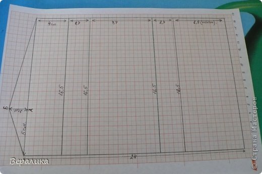 ДЕЛАЕМ ЧЕРТЕЖ КОРОБОЧКИ-КОНВЕРТА ( верха сокровищницы). Чертим прямоугольник  шириной 24см, длиной 16,5см. По верхней и нижней сторонам слева направо откладываем 4см; 2,7см; 7,7см; 2,7см; 6,9см. Соединяем линиями сверху вниз. Эти линии будут линиями сгиба. От нижнего левого угла вверх отложить 5см и поставить точку. От этой точки влево отмерить 2см и опять поставить точку. Соединить вторую точку с верхним и нижним левыми углами. (фото 3)