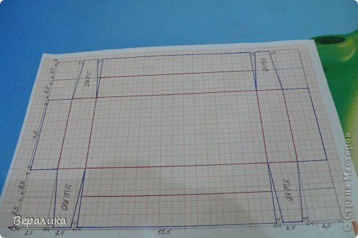 ДЕЛАЕМ ЧЕРТЕЖ КОРОБОЧКИ-ДОНЫШКА. Чертим прямоугольник шириной 25,5см и длиной 17,5см. Откладываем по верхней и нижней  сторонам слева направо 2,5см; 2,5см; 15,5см; 2,5см; 2,5см. Соединяем линиями. А теперь сверху вниз по правой и левой сторонам откладываем 2,5см; 2,5см; 7,5см; 2,5см; 2,5см и снова соединяем линии. Далее вырезаем по схеме. Синие линии-линии по которым срезаем, а красные-это линии сгиба. (фото 4)