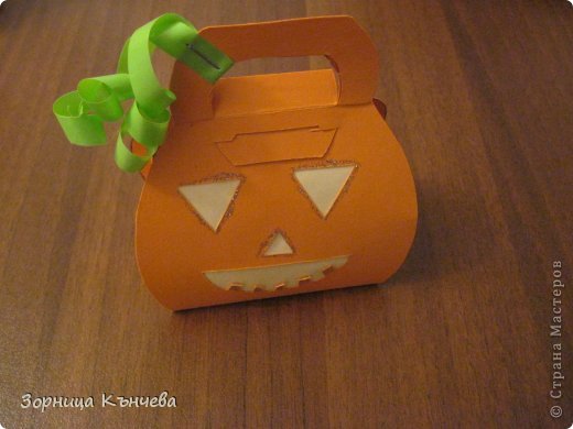 Коробка на Хэллоуин в форме тыквы
ссылка на МК: http://www.otkritki.org.ua/2011/10/master-class-box-in-form-of-halloween.html
(фото 6)