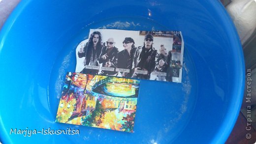 В прошлом году в наш город приезжали с прощальным туром SCORPIONS. В память о концерте любимой группы осталась программка с изображениями участников и прочей информацией. Эта программка долго болталась у меня в столе, пережила со мной переезд на новую квартиру, ремонт и новую работу и умудрилась ни разу не потеряться. Недавно снова попалась она мне на глаза и я подумала, что что-то надо с ней делать. Выкинуть жалко, а просто так, без дела валяться - она уже начала шоркаться. И пришла мне в голову "гениальная" идея - декупажировать кружку с использованием изображения любимой группы. Таким образом, я бы продлила память о знаменательном событии и нашла бы применение программке.

Сказано-сделано. Вырезала изображения, покрыла лицевую сторону лаком в три слоя, меняя направление, высушила лак и положила в тазик отмокать. Эта часть прошла на ура, бумага размокла, слои удалось очистить, лишнюю бумагу откатать...

Далее начались проблемы: