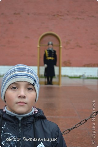 Оказалось что у стен кремля, солдаты, стоят без движения, на посту у вечного огня. Мы не сдержались. Сфотографировались. (фото 6)