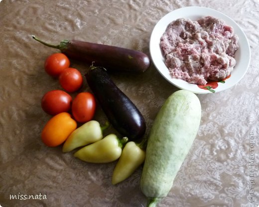Нам понадобится;
1 фарш мясной,
2 овощи: баклажаны, кабачки, помидоры, перец,
3 лук, морковь,
4 масло сливочное,
5 перец душистый, соль, зелень. (фото 2)