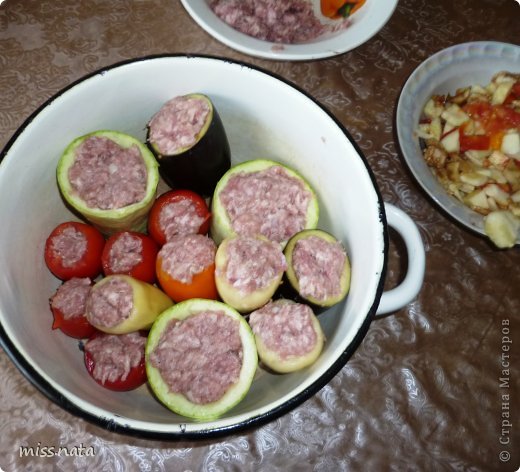 Наполняем овощи фаршем и складываем в широкую кастрюльку, так что б все наши овощи стояли в один ряд.Заливаем водой. Вода должна полностью покрыть все овощи и быть выше на 2 пальца и ставим вариться. Пока овощи варятся  ( после закипания на медленном огне 20-30 мин)готовим заправку. (фото 4)