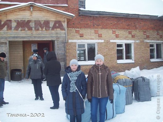 Приехали в аэропорт. А он не отапливается, света нету..............короче прошлый век.........в ожидание рейса провели еще полдня здесь!!!!
Вместо 12 часов вертолет прилетел только в 15-30!!!!!!!!!!!! (фото 15)