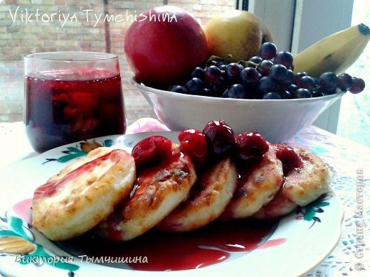 Сырники с вишневым соусом.
рецепт от сюда..http://kamelena.ru/recipe/Syrniki-s-vishnevym-sousom/ (фото 9)