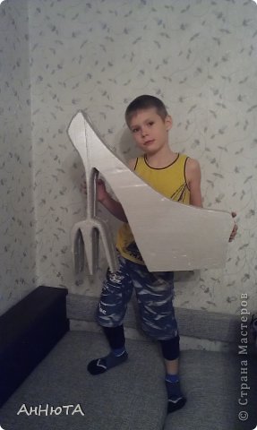 Добрый день жители замечательной страны!!!
Давненько я ничего не показывала, вот теперь отчитаваюсь.
27 октября проходил у нас конкурс "Авто леди 2013" и девочки попросили помочь.
Экипаж назывался Чертинки Стайл, атрибут туфли взяли из фильма "Дьявол носит Прада", и немного усовершенствовали
Это мой сынуля с заготовкой на крышу машины (фото 1)