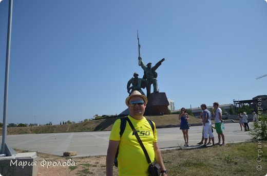 Памятник солдату и матросу на мысе Хрустальный в Севастополе один из самых заметных монументов парадного фасада южной стороны города. Его отчетливо видно через бухту с Северной стороны, а когда прогуливаешься по центральным улицам, скульптура то и дело проплывает между домами, неизменно привлекая внимание и поражая масштабом. Монумент входит в число самых больших изваяний бывшего Советского Союза – без малого 40 метров! И, как ни странно, «Матрос и солдат» самый спорный памятник Севастополя, его даже хотели снести, хотя казалось бы, таким гигантом можно только гордиться.  (фото 21)