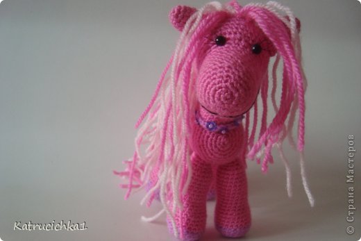 Пони 10 на 15см.Вот описание http://amigurumi.com.ua/forum/index.php?showtopic=36146