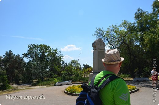 В 1905 году около рва бывшего бастиона на глыбе скалы, выброшенной взрывом на поверхность, установили мемориальную чугунную плиту с текстом: «Уцелевшие следы минной войны перед 4-м бастионом».В этом же году на Историческом бульваре встал пятиметровый гранитный обелиск, увенчанный бронзовым русским шлемом - символом немеркнущей славы, мужества русского воина. Монумент прост и строг. На лицевой его стороне надпись «4 бастион», выше - четырёхконечный рельефный крест в лавровом венке с лентами. С противоположной стороны высечены даты обороны Севастополя и перечень частей, отстаивавших бастион. (фото 38)