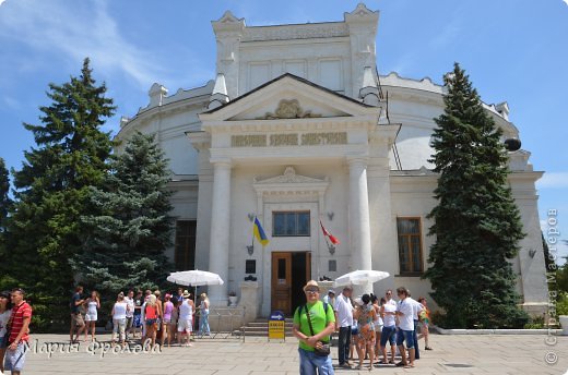 Здание Панорамы (диаметр 38 м, высота 36 м) доминирует над Корабельной и Центральной частями Севастополя, хорошо просматривается при въезде в город с основных сухопутных и морских магистралей. Его величественность воспринимается как с близких, так и далёких точек обзора. (фото 41)