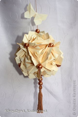 МК здесь http://kusudama.info/2013/08/fluffy-rose-tutorial/
из бумаги 9*15. результат около 12 см (фото 2)