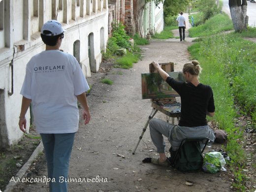 Художник женщина, рисует картину к празднику Васнецовых. (фото 19)