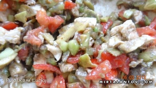 перемешать все нарезанные продукты, кроме яиц. Заправить растительным маслом, насыпать щепотку соли (фото 9)