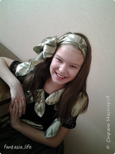 Теперь о футболочке. Мы взяли за основы кружевную футболку и нашили на неё зеленых полосочек (сложили их вдвое и пришили). (фото 3)