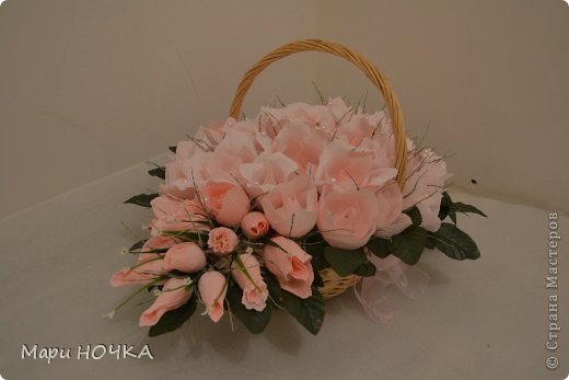 Здравствуйте мои ДОРОГИЕ!!! Простите засранку что пропала и не комментировала ваши работы! Я честно заходила и смотрела на всю ту КРАСОТУ которую ВЫ СОТВОРИЛИ СВОИМИ ЗОЛОТЫМИ РУЧКАМИ! Я была в отпуске и посетила несколько стран Европы: Кельн (Германия); Париж, Канны, Ницца, Монако, Грас (Франция); Барселона, Жирона, Лорет де Мар, Тоссо де Мар, Фигейрас (Испания). Осталось море впечатлений и эмоций. )))
Хочу показать несколько своих работ, которые я сделала до отпуска и после него. Желаю приятного просмотра, а я умолкаю... (фоток будет много))))
Итак, первая моя работа была сделана на заказ для женщины на День Рождение. Цветовую гамму выбирала заказчица. В корзинке 55 роз. Конфеты "Коркунов" (в коробках продаются) (фото 1)