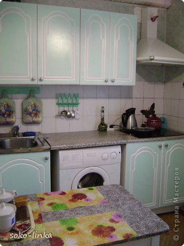 И еще раз напоследок моя любимая кухня!!! Да, забыла сказать про краску: акриловая краска "тиккурилла", сверху покрыта акрилоым лаком (всё валиком)в 3 слоя. (фото 12)