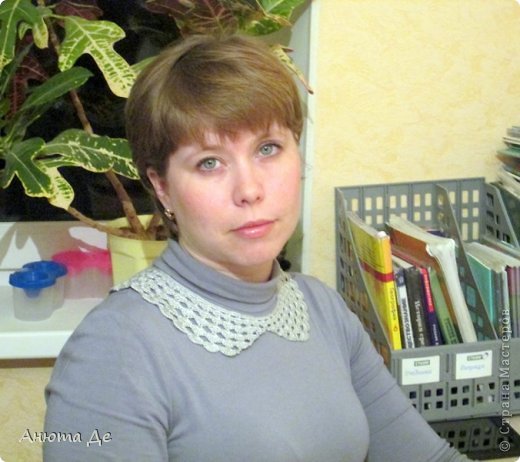 Здравствуйте. Очень приятно снова участвовать в замечательной игре. И тема пришлась очень кстати. Недавно купила серое трикотажное платье простого кроя и как раз думала чем бы его украсить. И вот к серому платью готов серый воротничок. (фото 1)