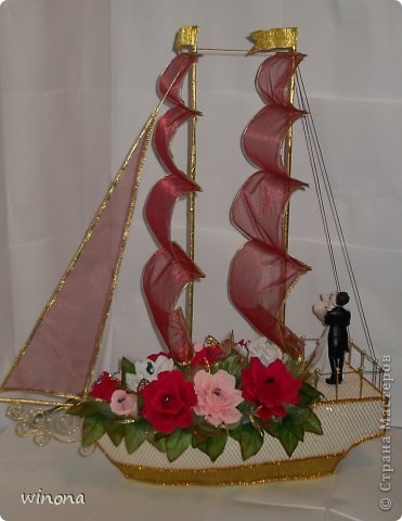 Добрый вечер Мастера и Мастерицы! Сегодня представляю вашему вниманию сладкий корабль ко дню бракосочетания.  (фото 1)