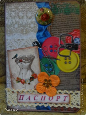 Я всё никак не могла заняться одёжкой для своего паспорта и дожила до того, что обложка треснула напополам. Мариночка каким - то непонятным телепатическим образом это почувствовала и прислала мне вот такую восхитительную скрап обложку. Это прелесть, что такое. (фото 7)