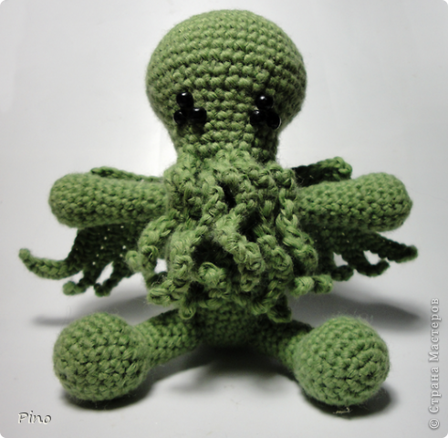 Этот получился более каноничный, от amber, описание - http://cthulhucrochet.blogspot.com/2010/05/cuddly-cthulhu-with-free-pattern.html (фото 5)