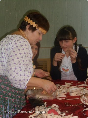 Замечательный мастер - Вера Ивановна. Сейчас предлагаю посмотреть ее берестяной рожок, который вселял дух мастерства, трещетки и не только, вживую... (фото 23)