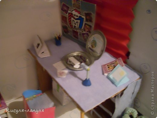 А это мой письменный столик с ноутом с лампой и с картинами))))))))) (фото 3)