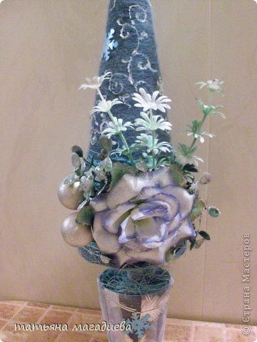 Вот такая красотуля получилась))) Конус нитками обмотан и сизалью,серебряный контур и искуственный цветок, все сбрызнуто белой краской и местами серебром.)) (фото 1)