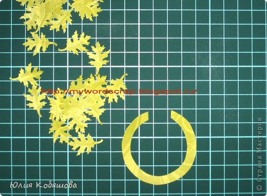 3. Вырезаем из той же бумаги, из которой нарезали листочки, вот такой полукруг в форме подковы. (фото 7)