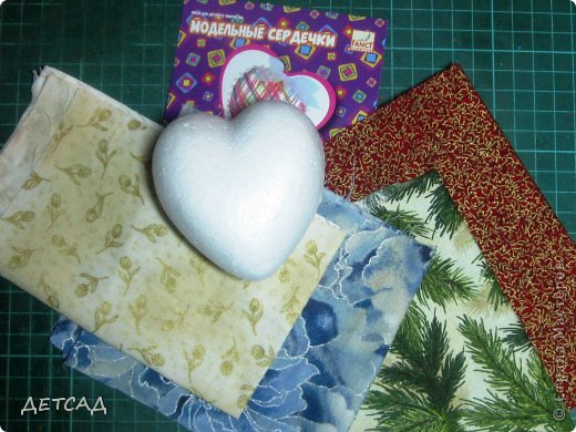 Итак, приступим к изготовлению новогоднего шарика..
Для работы мы используем: (фото 2)