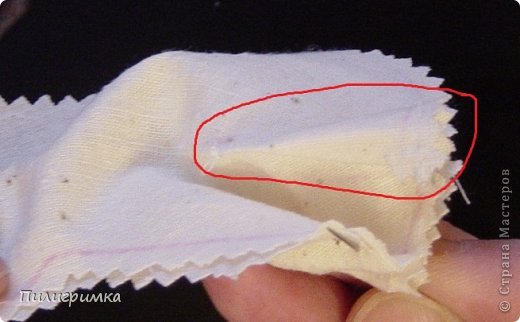 Выкройки головы раскладываем на ткани в один слой, обводим и вырезаем с небольшим припуском на шов. Застрачиваем вытачку, расплющиваем ее пополам и сметываем детали. Сшиваем, выворачиваем, набиваем. (фото 11)