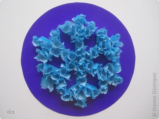 Эту снежинку я сделала в технике торцевания. Сова предложила мне сделать снежинку из гофрированной бумаги. Первый раз делала поделку в этой технике. Очень просто и интересно!